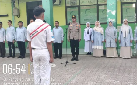 Kanit Binmas Polsek Sumber Polresta Cirebon Jadi Pembina Upacara di SMK Al-Washliyah, Tanamkan Disiplin dan Kesadaran Hukum
