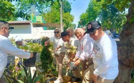 Kado HUT ke-75 Presiden Prabowo, DPC Gerindra Sidoarjo Tanam 200 Bibit Pohon dan Bersihkan Sungai