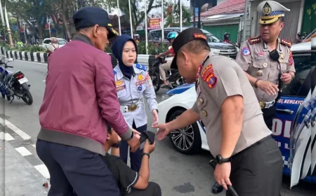 Gercep.. Kapolda Kaltim Bantu Korban Kecelakaan saat Pantau Lalu Lintas di Balikpapan