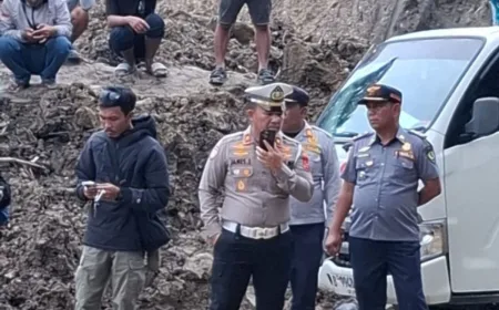 Jalan longsor Sipirok - Tarutung ditutup total, PT Adhi Karya pasang plat baja untuk penanganan