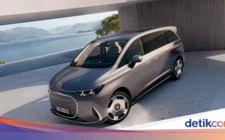 Duh! Bocil Iseng Nyalain Mobil Mercy di Pameran, Malah Nubruk Tembok