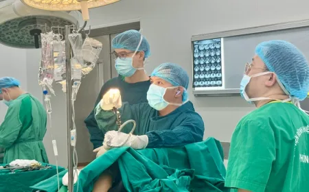 Komplikasi pasca operasi setelah pembedahan tumor usus besar: Seorang pria 'batuk mengeluarkan feses'.