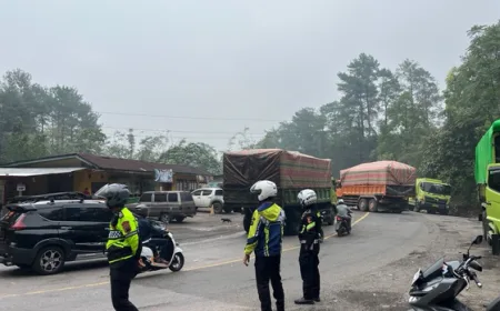 Tabrakan Truk di Sitinjau Lauik, Lalu Lintas Macet Panjang