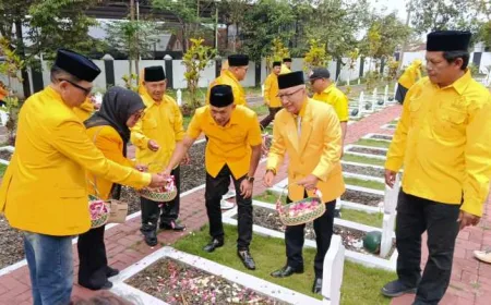 Syukuri HUT Ke-62, Kader Partai Golkar Wonosobo Tabur Bunga di TMP Wiropati