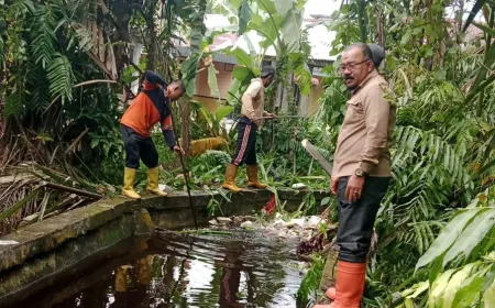 Atasi Banjir, DLH, BPBD, PUPR dan Damkar Goro Bersihkan Drainase