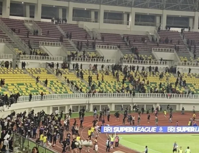 Ada Gesekan Suporter, Kick Off Babak Kedua Persita Tangerang vs Persija Sempat Tertunda