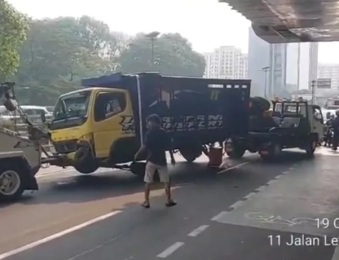 Kecelakaan Tunggal, Truk Tabrak Separator Transjakarta di Cawang