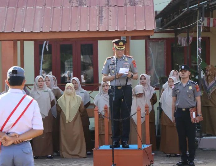 Kapolres Aceh Selatan Jadi Irup di SMA Negeri 1 Tapaktuan, Ajak Pelajar Bijak Bermedia Sosial dan Cegah Hoaks
