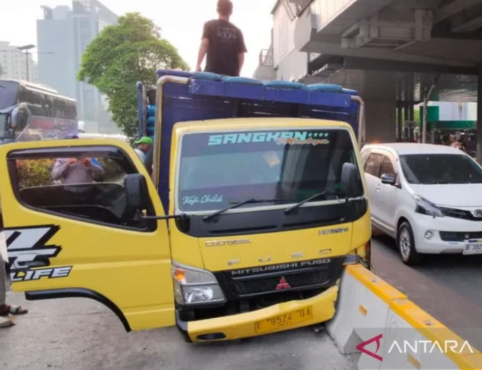 Ini kronologi truk bermuatan garam tabrak separator busway di Jaktim