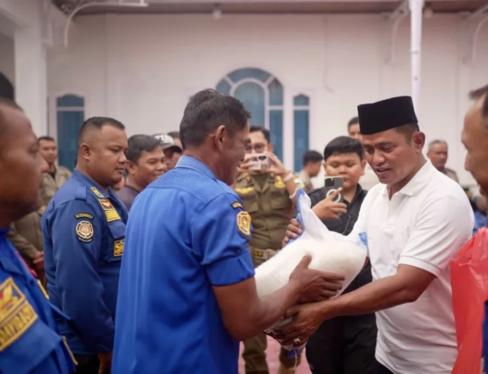 Bersihkan Material Banjir Bandang, Satpol PP dan Damkar Kabupaten Solok Terima Reward