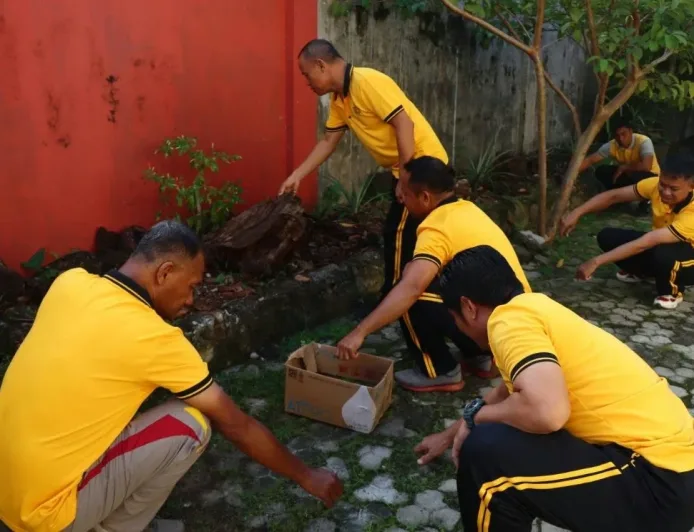 Sambut HUT Humas Polri Ke-75, Polres Palopo Gelar Bakti Sosial Bersihkan Rumah Ibadah