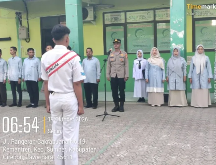 Kanit Binmas Polsek Sumber Polresta Cirebon Jadi Pembina Upacara di SMK Al-Washliyah, Tanamkan Disiplin dan Kesadaran Hukum