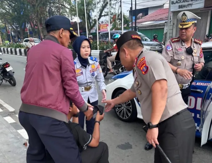 Gercep.. Kapolda Kaltim Bantu Korban Kecelakaan saat Pantau Lalu Lintas di Balikpapan