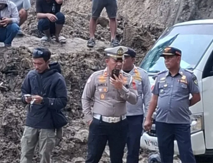 Jalan longsor Sipirok - Tarutung ditutup total, PT Adhi Karya pasang plat baja untuk penanganan