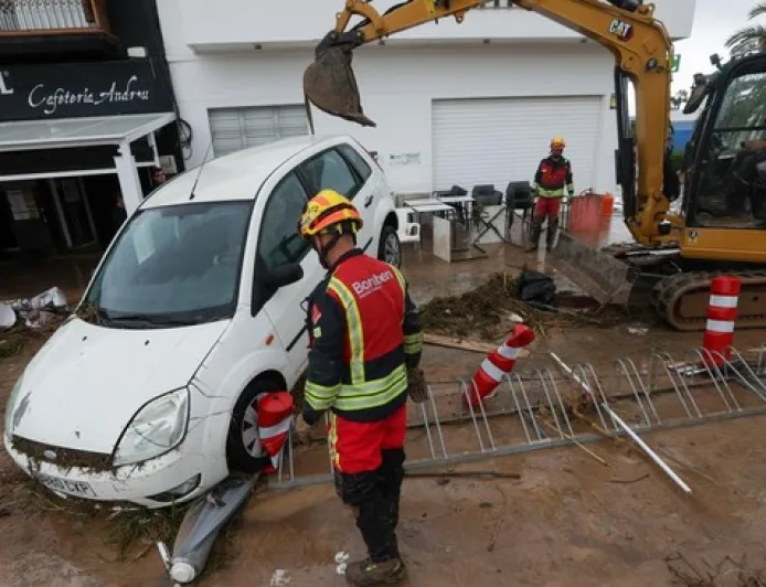 Banjir Bandang Seret Mobil dan Rendam Rumah, 2 Orang Tewas