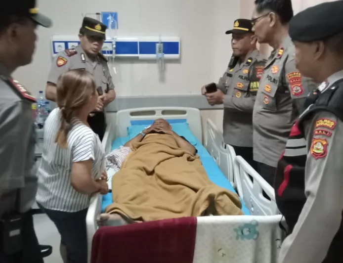 Wujud Kepedulian dan Solidaritas, Kapolsek Mengwi Berikan Tali Asih kepada Anggota yang Mengalami Kecelakaan