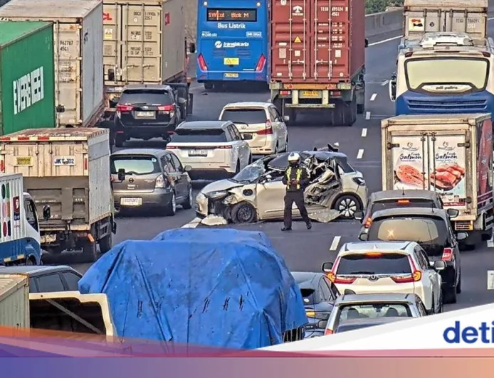 Kecelakaan Mobil Listrik di Tol Ancol, Ada Korban Dievakuasi ke RS
