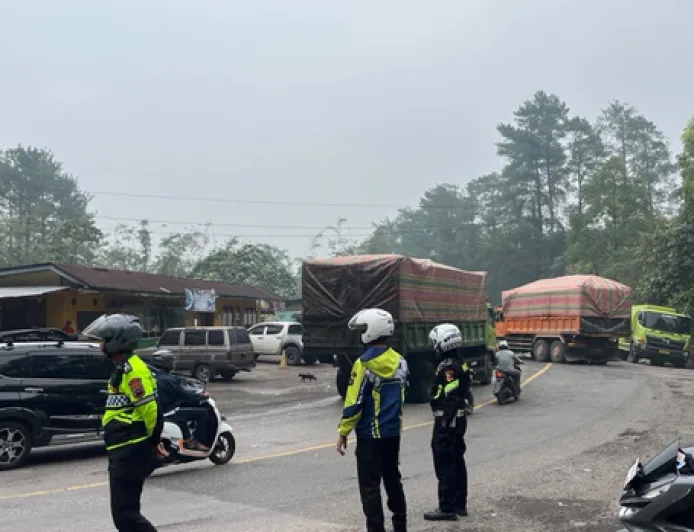 Tabrakan Truk di Sitinjau Lauik, Lalu Lintas Macet Panjang