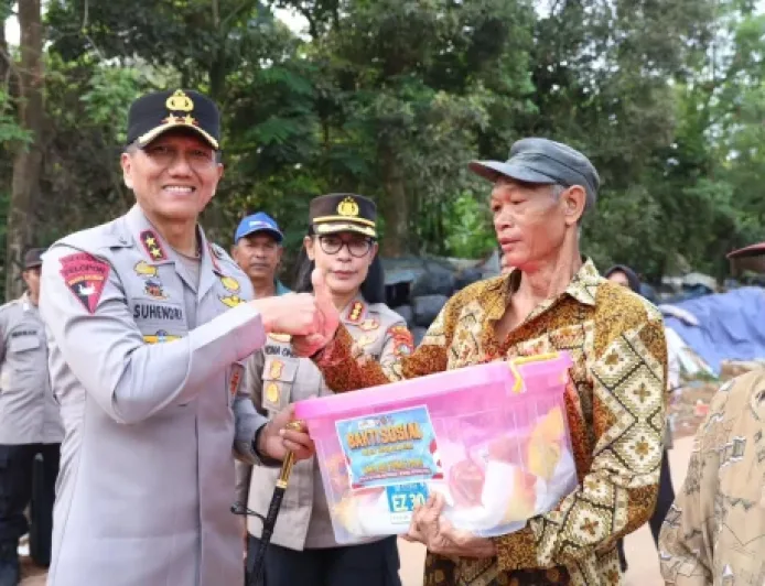 Polda Kepri Gelar Bakti Sosial di TPA Punggur Batam