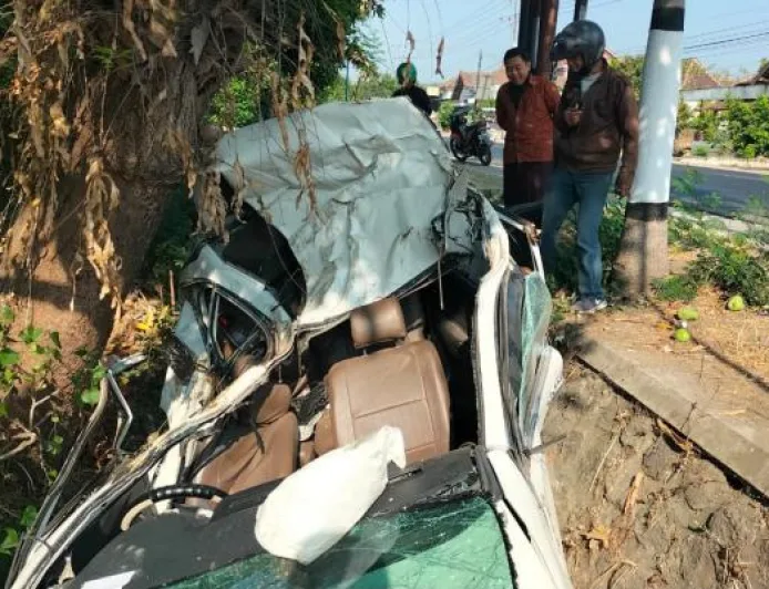 Kecelakaan di Jalur Ponorogo–Solo, Mobil Terjun ke Sungai hingga Ringsek