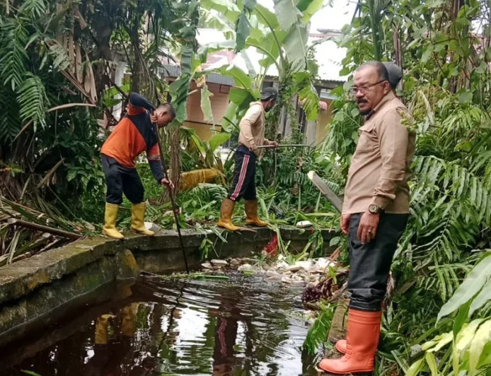 Atasi Banjir, DLH, BPBD, PUPR dan Damkar Goro Bersihkan Drainase